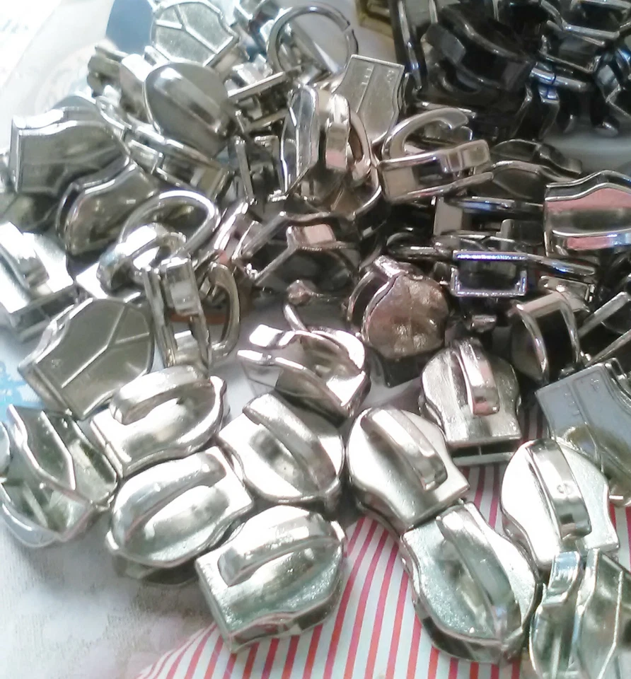 40 CURSORI PER ZIP IN ACCIAIO COLOR ARGENTO  PER BORSE CERNIERE HOBBY CREATIVI - - Immagine 1 di 1