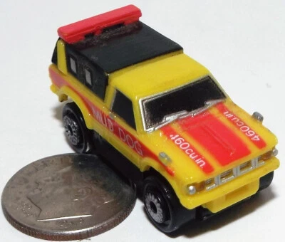 Pequeña Micro Máquina Toyota Hi-Lux Pickup Truck / Rojo y Amarillo marcado MUD DOG Foto 1 de 4