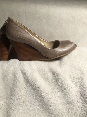 Stuart weitzman women’s size 8 open toe Beige wood wedge - Image 1 of 4