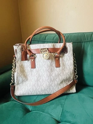 Сумка Michael Kors большая Hamilton с фирменным логотипом цвет ваниль/багаж - Изображение 1 из 4