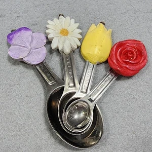 Geformte verschachtelte Messlöffel mit Blumenmotiv silberfarbener Griff Bauernhaus  - Bild 1 von 24