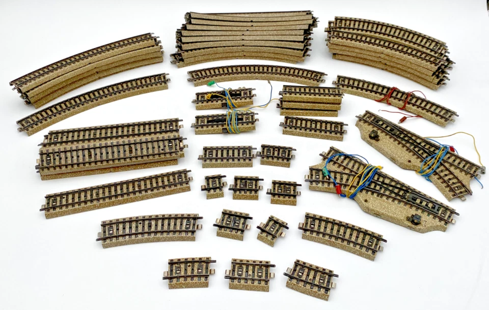 (66) MARKLIN TRAIN TRACKS CURVED 5100, 5200 & 5120, STRAIGHT 5106, SWITCHES, ETC - Image 1 of 4