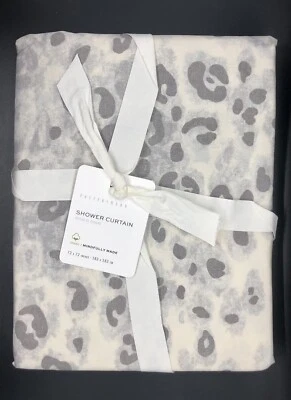NUEVO CON ETIQUETAS Cortina de Ducha Pottery Barn Estampado de Leopardo de Nieve Tela de Algodón Orgánico RETIRADA Foto 1 de 4