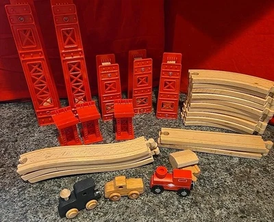 MISC KidKraft Tren ELEVADORES DE PISTA + PIEZAS DE PISTA Madera Gran Lote 27 Piezas JUGUETES Foto 1 de 4