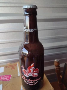 Botella de cerveza grande Budweiser Quail Unlimited vidrio de 15" de alto en relieve VACÍA - Imagen 1 de 4