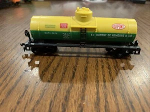 Life Like HO Scale  DuPont Plastics Tanker Tank Car DUPX 2679 Missing Coupler!!! - Picture 1 of 7
