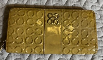 Cartera Coach Larga con Cremallera Alrededor Charol Dorado Logo Firma Foto 1 de 4