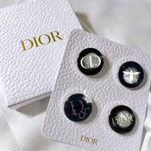 Distintivi spilla rotonda Christian Dior 4 pz accessorio nero NUOVO con scatola - Foto 1 di 7