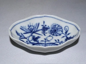 Meissen Porzellan ovales Schälchen Zwiebelmuster Neuer Ausschnitt L. 8,5 cm - Picture 1 of 7