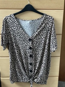 Women's Animal Beige Black Button Print Shirt Sleeve T Shirt M&Co Size 10 VGC - Picture 1 of 6