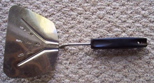 Vintage Foley MPLS Stainless Steel Wide Slotted Curved Spatula Scoop Flipper - Picture 1 of 3