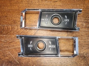 PAIR OE 1968-77 CORVETTE DOOR RELEASE HANDLE / LOCK KNOB BEZELS CV-1007 CV-1008 - Foto 1 di 6