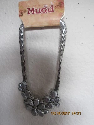 Collar de metal con flores brillantes Mudd nuevo con etiquetas $28 Foto 1 de 4