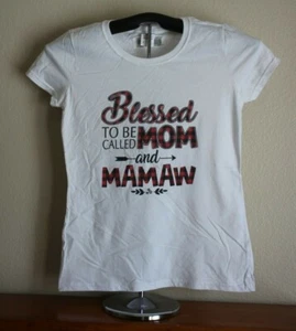 BENDECIDO PARA SER LLAMADO MAMÁ Y MAMÁ Camiseta Damas, Pequeña en Blanco - Imagen 1 de 5