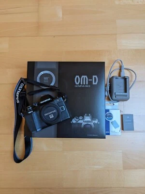 Olympus OM-D E-M10 Mark ii u. 2 Top-Objektive 14-42mm & 40-150mm Systemkamera - Bild 1 von 4