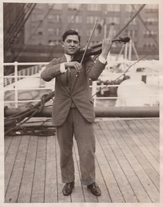 1926 Press Photo Violinist Harry Glickman aboard Ocean Liner SS Paris, New York - Picture 1 of 2