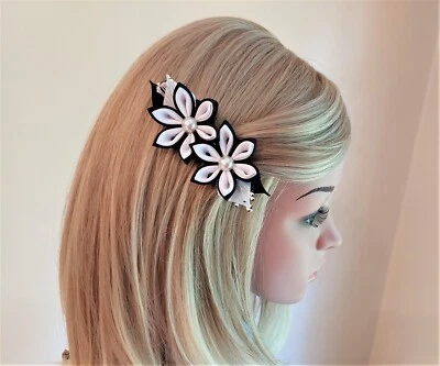 Grampo de cabelo flor preto/branco. Grampo de cabelo floral Kanzashi. Cabeça feminina floral. - Imagem 1 de 4