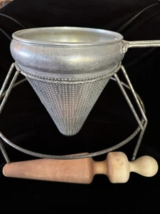 Juego de colador de cono de gelatina/mermelada de aluminio vintage con triturador de mazos de madera - Imagen 1 de 12