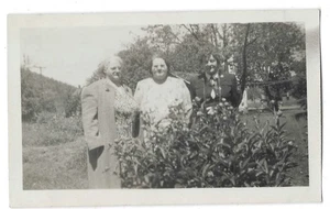 Vernacular Snapshot 3 Women "Lulu Daniels Alice Card and Florence Hendrickson" - Picture 1 of 2
