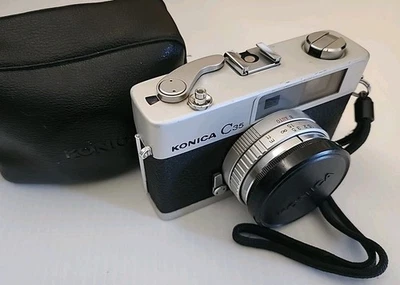 Cámara fotográfica compacta Konica C35 plateada y negra 35 mm funciona con estuche  Foto 1 de 4