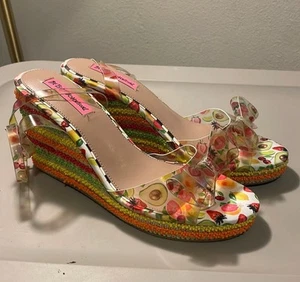 Sandalias de tacón alpargata de cuña Betsey Johnson Elektra para mujer talla 9 con cuentas de frutas - Imagen 1 de 6