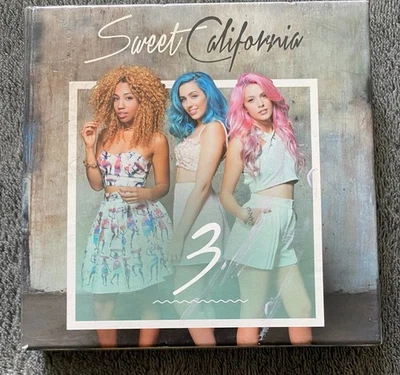 Sweet California - 3 (CD)  (Box Set: Sticker, Iron-On Patch, Calendar, Booklets) Foto 1 de 4