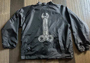 CHAQUETA CORTAVIENTOS LLAVE HERRAMIENTA LG DE COLECCIÓN AÑOS 90 RESACA AENIMA LATERALLUS BANDA OPIÁCEA - Imagen 1 de 7