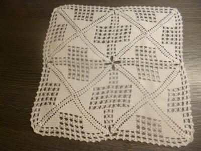 Von Oma:  Schöne Häkeldeckchen 26 x 26 cm Spitzen-Decke Tischdecke Häkel - Bild 1 von 3