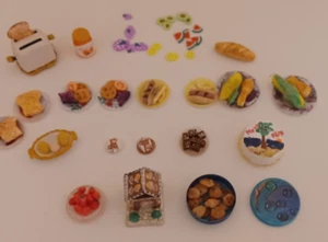 Lote de 22 Miniatura Hecha a Mano Alimentos Tostadora Huevos Fruta Maíz Perritos Calientes Pollo Caramelo - Imagen 1 de 11