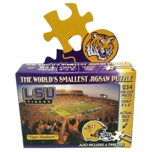 Rompecabezas de sierra de fútbol americano más pequeño del mundo del estadio de tigres NCAA LSU 234 piezas 4""x 6"" TDC - Imagen 1 de 8