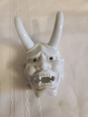Máscara colgante vintage pequeña de porcelana blanca Oni Devil Noh Japón Foto 1 de 4