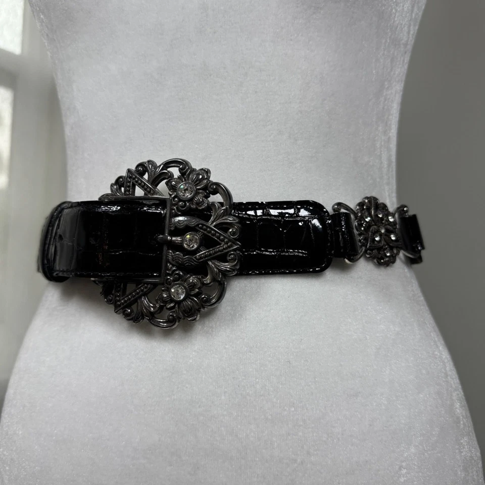 Черный лакированный кожаный ремень с украшенной стразами серебряной пряжкой - Изображение 1 из 4