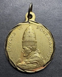 Vintage Catholic 1975 Pope Paulus VI Gold Tone Religious Medal Beautiful - Picture 1 of 3