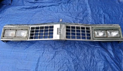 Conjunto de rejilla con panel de cabezal para Oldsmobile Delta 88 1984 Foto 1 de 4