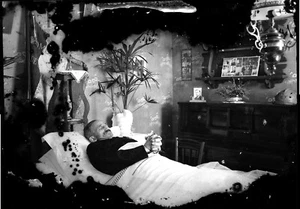 Portrait homme allongé lit Post Mortem - 2 anciens négatifs photo an. 1940 - Imagen 1 de 2