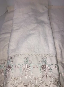 Vintage Cream JCPenney Bath Towels 23X44 2 In Set - Picture 1 of 3