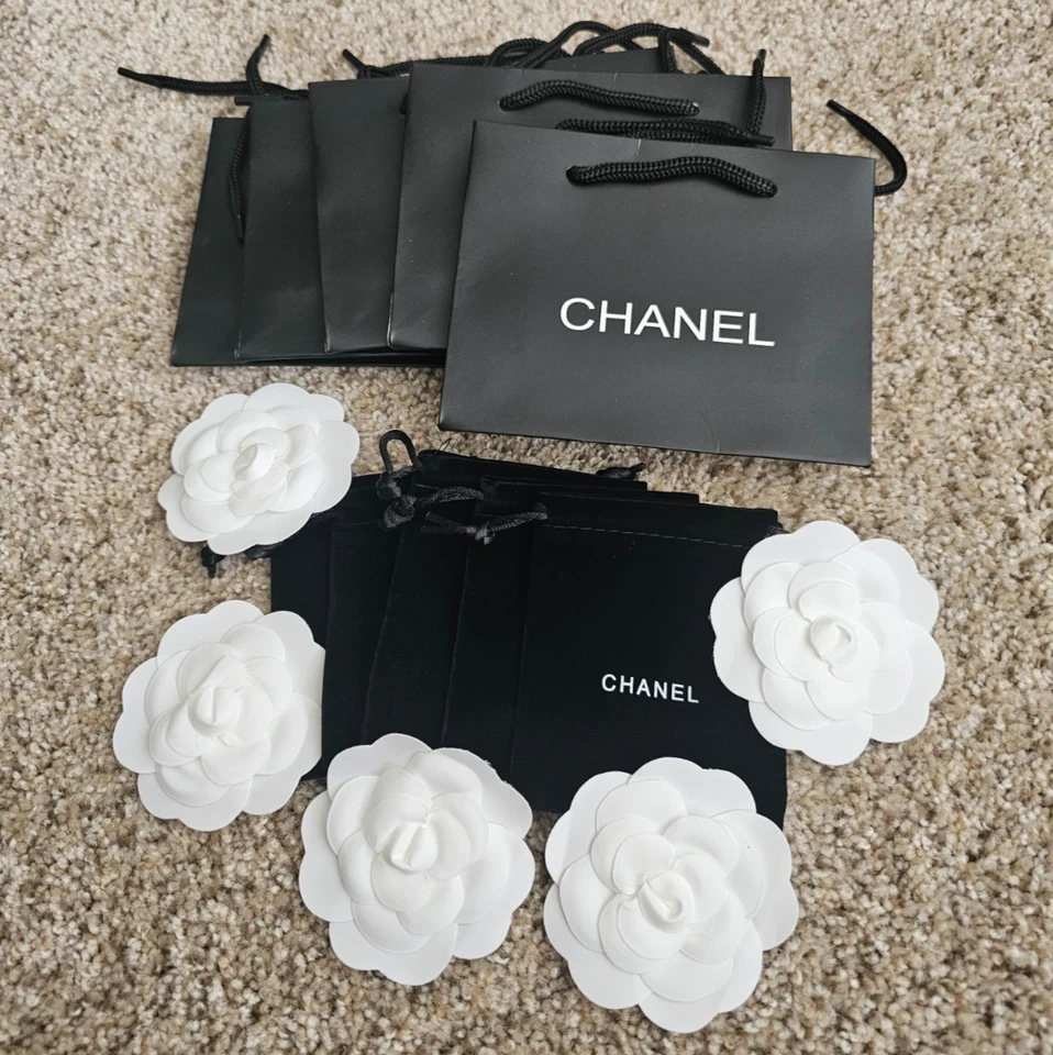 "JUEGO DE CAJA VACÍA" Chanel Set de 5 EA Bolsa de Regalo, Bolsa de Joyería de Terciopelo y Conjunto de Flores Foto 1 de 4