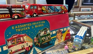 Seltener Friktion LKW und Busse 5 verschiedene mit Vitrine - 1950er Japan unvollständig - Bild 1 von 22