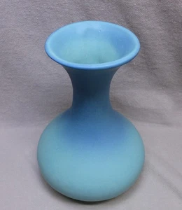 Jarrón Van Briggle Arts & Crafts/Misión de 7 3/4" de 1940, borde acampanado, azul Ming - Imagen 1 de 7