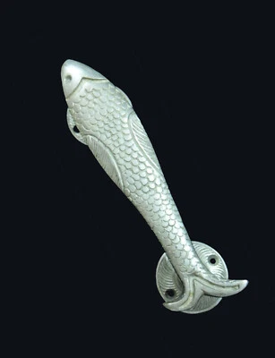  Tiradores de cajón de tocador de plata antigua hecha a mano con manija de puerta de pez de latón MK77 Foto 1 de 4