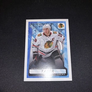 592 Adesivo Jonathan Toews Chicago Blackhawks Topps NHL 2021 - 2022 hockey su ghiaccio - Foto 1 di 2