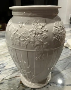 WEDGWOOD ENGLAND IVY VINE LEAVES EMBOSSED CLASSIC GARDEN STATEMENT VASE 12" - Picture 1 of 4