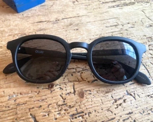 QUAY WALK ON SONNENBRILLE-SCHWARZES GESTELL-POLARISIERT-126-GLÄSER KATZE 3-LICHTGEBRAUCH-COOL - Bild 1 von 4