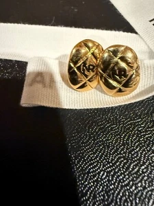 NINA RICCI VINTAGE 24K GOLD STUD EARRINGS WITH BLACK NR LOGO - Picture 1 of 10