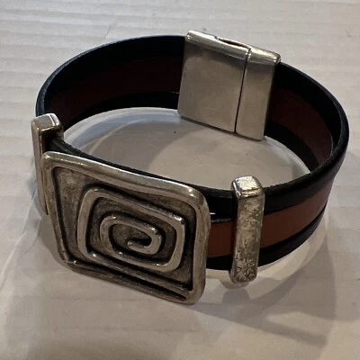 Pulseira de couro marrom preto tom prata fecho ímã de estanho💖 - Imagem 1 de 4