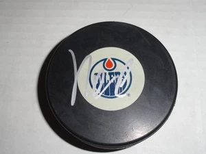 NAIL YAKUPOV FIRMADO EDMONTON OILERS LOGOTIPO DISCO AUTOGRAFIADO - Imagen 1 de 1