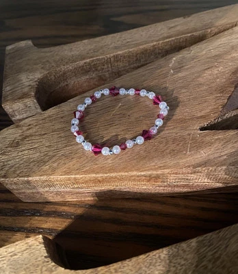 Pulsera de piedras de nacimiento infantil hecha con cuentas de Swarovski y perlas-julio/rubí-5,5 pulgadas Foto 1 de 2