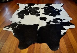 A Big Cowhide Rug With a Unique Painted Grey Effect - A Beautiful Rug - Foto 1 di 11