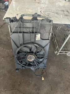 VW T5 T32 TRANSPORTER 2006 2.5 TDI ENGINE RADIATOR AND FAN 7H0121201BT - Picture 1 of 3