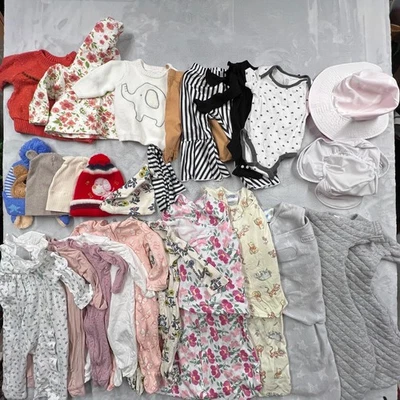 Baby Girl Clothes Lot 3-6M Bodysuits Sleepers Sweaters Hats Sleep Sacks 20+ pcs - Immagine 1 di 4